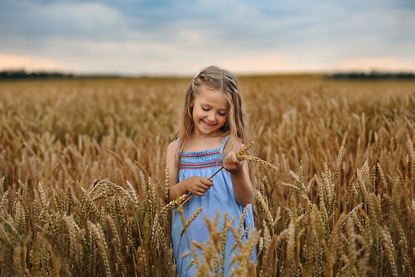 포토 JPG 해외이미지 식물 백인 라이프스타일 행복 감정 어린이 밭 자연 놀이 휴가 건조 한명 웃음 사람 야외 햇빛 태양 환경 점프 일몰 기쁨 자유 수확 광선 시골 잡기 황금 밀 역동적 보리 호밀 해외202309 해외포토 자연요소 서양인 1 컨셉 농업 모션 곡류 표정 생활 노을 생태계 파일형식