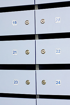 포토 JPG 해외이미지 외관 종이 벽 컬러 열쇠 아파트 주택 사람없음 목재 파란색 상자 문 금속 오픈 기다림 편지 심볼 확인 질감 잠금 커뮤니티 주소 주인 삽입 줄서기 편지쓰기 해외202309 해외포토 나무 재료 모션 재질 건물 기록 보안 파일형식