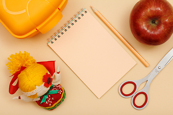 포토 JPG 해외이미지 인형 문구용품 색연필 사람없음 스터디 노란색 주황색 공책 공백 사과 오브젝트 도시락통 파스텔톤 해외202309 해외포토 컬러 과일 학용품 학습 용기_그릇 파일형식