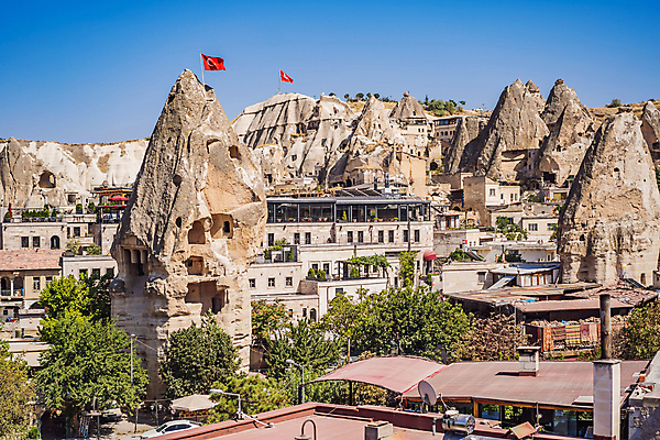 포토 JPG 해외이미지 나무 여행 하늘 사람없음 야외 건물 마을 기암괴석 터키국기 튀르키예 해외202309 해외포토 식물 건축물 아시아 바위_돌 국기 파일형식