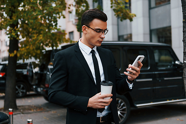 포토 JPG 해외이미지 응시 남자 안경 자동차 한명 들기 정장 상반신 성인 옆모습 도시 직장인 비즈니스맨 스마트 확인 테이크아웃컵 성인남자한명만 해외포토 직업 1 시선 잡화 옷 육상교통 뷰포인트 컨셉 비즈니스 모션 사람 컵 남자한명만 성인남자만 파일형식