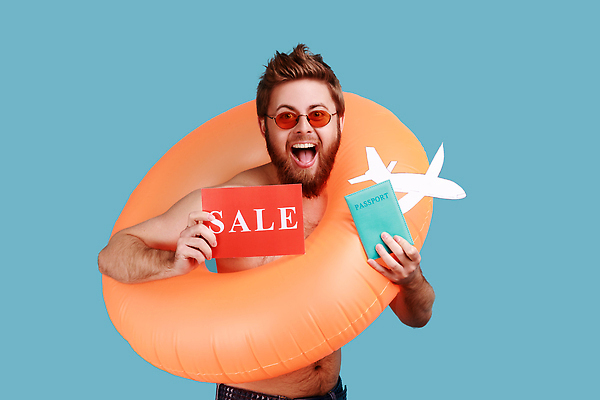 포토 JPG 해외이미지 알파벳 남자 비행기 한명 들기 상반신 성인 앞모습 파란색 세일 팻말 절약 여권 성인남자한명만 해외202309 해외포토 1 영어 뷰포인트 컬러 컨셉 항공교통 모션 대중교통 프레임 사람 남자한명만 성인남자만 파일형식