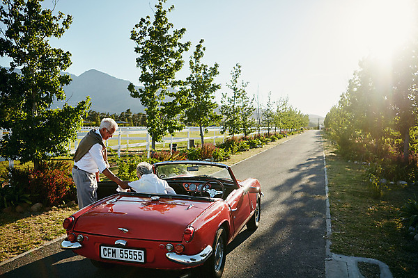 포토 JPG 해외이미지 나무 여자 노년 남자 그림자 상반신 야외 두명 울타리 햇빛 노부부 드라이브 잡기 오픈카 노인만 해외202309 해외포토 식물 부부 모션 승용차 사람 성인 담장 태양 운전 성인만 파일형식