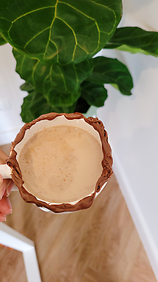 포토 JPG 해외이미지 라이프스타일 접시 손 커플 커피 음료 음식 컨셉 과일 가족 탁자 주택 함께함 실내 사람 성인 사람없음 목재 친구 식사 주스 모임 우유 마시기 시골 아침식사 먹기 크림 나눔 점심식사 많음 해외202309 해외포토 나무 식기 가구 재료 관계 모션 유제품 내부 건물 생활 신체부위 파일형식