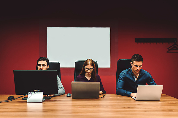 포토 JPG 해외이미지 디자인 옷 교육 컨셉 회사 비즈니스 통신 학교 회의 협력 설계 아이디어 사람 내부 그래픽 세명 사무실 우주 우정 그룹 종업원 동료 직원 회계 개발 경영 마케팅 세미나 프로젝트 프리랜서 많음 콜라보레이션 브레인스토밍 해외202309 해외포토 직업 관계 경제 친구 파일형식