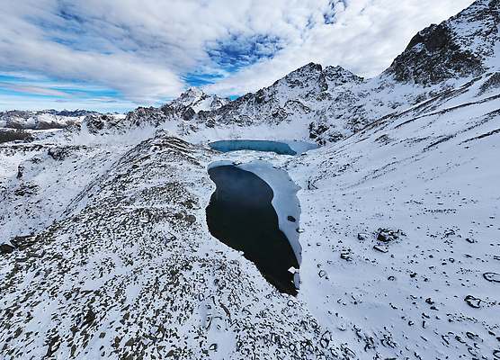 포토 JPG 해외이미지 계절 호수 여행 백그라운드 겨울 자연 하늘 휴가 산 안테나 사람없음 야외 물 파란색 컬러풀 뷰티 여행객 계곡 흰색 연못 러시아 내추럴 드론 러시아인 시베리아 절정 터키석 폭설 해외202309 해외포토 자연요소 서양인 유럽 컬러 통신 눈_날씨 사람 보석 자연재해 생태계 파일형식