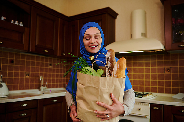 포토 JPG 해외이미지 잡화 음식 다이어트 채소 가정 요리 한명 웃음 내부 뷰티 쇼핑백 건강관리 환경 재활용 샐러드 신선 시장 아침식사 구매 먹기 환경보전 에코 유기농 주부 건강식 꺼내기 바이오 영양분 채식주의자 비건 해외202309 해외포토 1 웰빙 가방 모션 표정 건강 관리 사람 쇼핑 식사 사회이슈 친환경 채식 파일형식