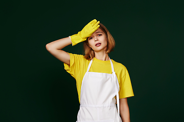 포토 JPG 해외이미지 여자 피곤 한명 상반신 성인 앞모습 앞치마 청소 준비 두통 고무장갑 힘듦 성인여자한명만 해외202309 해외포토 1 뷰포인트 장갑 컨셉 사람 질병 고무 여자한명만 성인여자만 파일형식