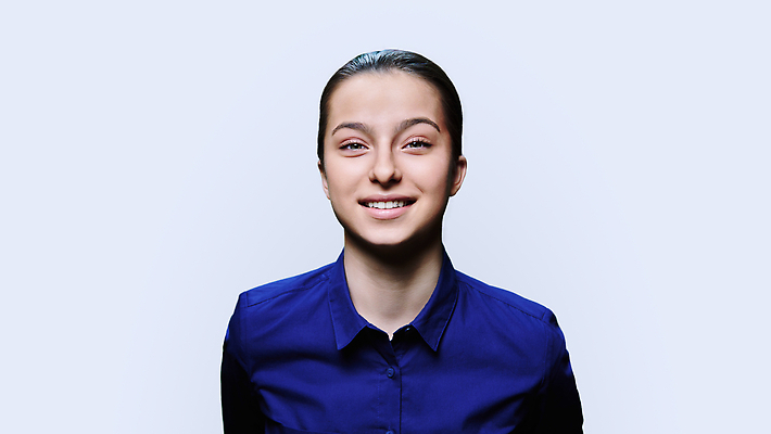 포토 JPG 해외이미지 백인 모델 1 학생 라이프스타일 응시 여자 행복 유럽 얼굴 포즈 백그라운드 셔츠 실내 고등학교 치과 한명 사람 성인 10대 뷰티 머리 유행 흰색 치아 긍정 내추럴 고립 사춘기 스타일 해외202309 해외포토 서양인 시선 감정 나라 컬러 컨셉 상의 학교 청소년 병원 내부 생활 신체부위 소화기관 파일형식