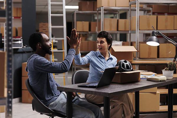 포토 JPG 해외이미지 백인 여자 남자 흑인 의자 노동자 실내 앉기 상반신 성인 두명 앞모습 옆모습 노트북 상자 작업 하이파이브 물류창고 성인만 해외202309 해외포토 서양인 직업 뷰포인트 가구 모션 사람 손짓 내부 전자제품 창고 파일형식
