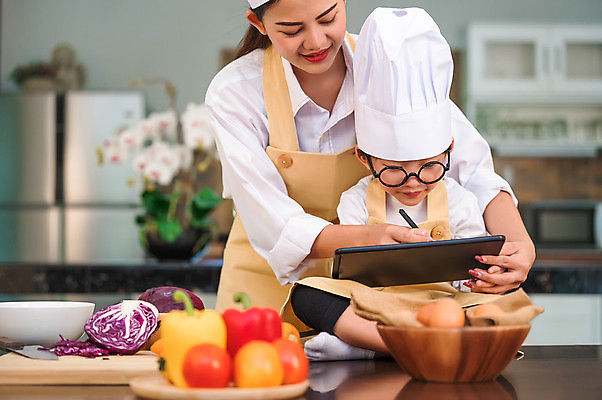 포토 JPG 해외이미지 전신 여자 남자 어린이 실내 요리 들기 동양인 소년 상반신 성인 두명 앞모습 태블릿 주방 그리기 즐거움 해외포토 감정 뷰포인트 모션 사람 인종 내부 전자제품 스마트기기 파일형식