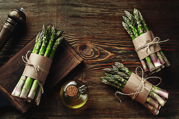 포토 JPG 해외이미지 사람없음 하이앵글 묶기 아스파라거스 노끈 나무배경 해외202309 해외포토 줄 뷰포인트 백그라운드 채소 모션 파일형식