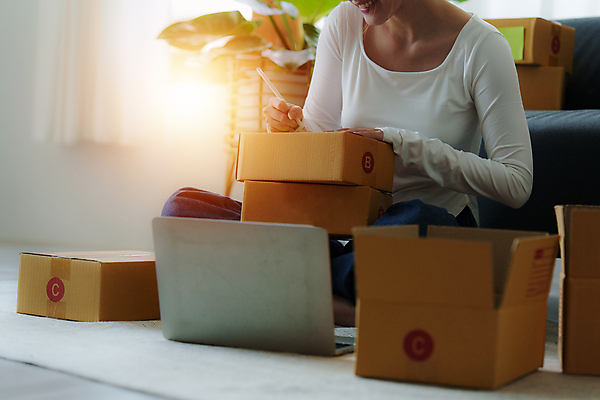 포토 JPG 해외이미지 여자 포장 사업가 한명 앉기 상반신 성인 앞모습 기록 작업 비즈니스우먼 사장 택배상자 성인여자한명만 해외202309 해외포토 직업 1 뷰포인트 비즈니스 모션 사람 상자 직장인 택배 여자한명만 성인여자만 파일형식