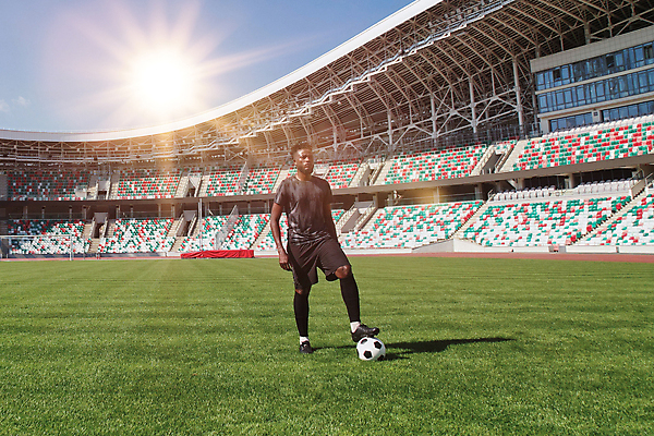 포토 JPG 해외이미지 구름 남자 스포츠 중년 포즈 흑인 신발 컨셉 밭 부분 공 자연 놀이 하늘 건강 한명 사람 경기 야외 빛 운동 점프 검은색 축구 경쟁 경기장 게임 흰색 점수 골 토너먼트 플레이어 해외202309 해외포토 자연요소 서양인 1 컬러 농업 스포츠시설 모션 성인 구기 생태계 파일형식