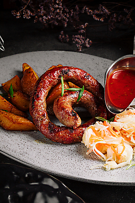 포토 JPG 해외이미지 접시 음식 부분 감자 요리 사람없음 세로 식당 식사 튀김 굽기 점심식사 해외202309 해외포토 식기 채소 상점 구이 파일형식