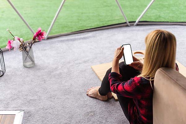 포토 JPG 해외이미지 전신 여자 텐트 한명 들기 앉기 성인 야외 뒷모습 스마트폰 꽃병 캠핑 창가 성인여자한명만 해외202309 해외포토 1 꽃 뷰포인트 창문 모션 레저 캠핑도구 사람 핸드폰 스마트기기 여자한명만 성인여자만 파일형식