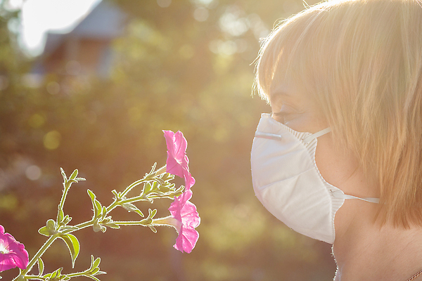 포토 JPG 해외이미지 백인 계절 공원 여자 꽃 얼굴 자연 건강 가면 사람 성인 사람없음 야외 봄 고통 들꽃 열 볏짚 보호 질병 코 꽃가루 알레르기 반응 재채기 해외202309 해외포토 서양인 식물 공공시설 감정 컨셉 의학 신체부위 짚 가루 생태계 파일형식