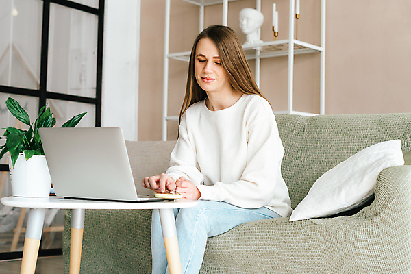 포토 JPG 해외이미지 식물 라이프스타일 응시 교육 비즈니스 통신 모바일 주택 세포 직장 실내 관리 한명 성인 내부 장식 가로 노트북 스마트폰 핸드폰 쇼핑 학습 컴퓨터 사무실 뷰티 공책 방 업무 비즈니스우먼 메시지 연결 스마트 온라인 리빙 개발 소셜미디어 온라인강의 프리랜서 해외202309 해외포토 직업 1 시선 여자 컨셉 회사 문구용품 사람 건물 생활 전자제품 스마트기기 작업 직장인 강의 파일형식 언택트