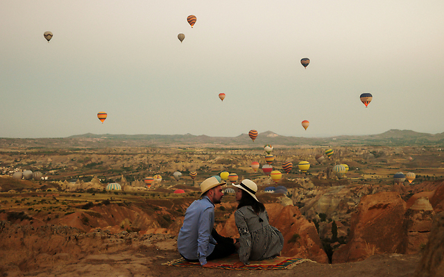 포토 JPG 해외이미지 주간 전신 커플 여자 남자 여행 하늘 휴가 산 카파도키아 앉기 성인 야외 두명 뒷모습 관광지 여행객 마주보기 일출 절벽 자유 열기구 기암괴석 언덕 성인만 해외202309 해외포토 자연요소 뷰포인트 컨셉 관계 항공교통 모션 사람 노을 바위_돌 파일형식 튀르키예