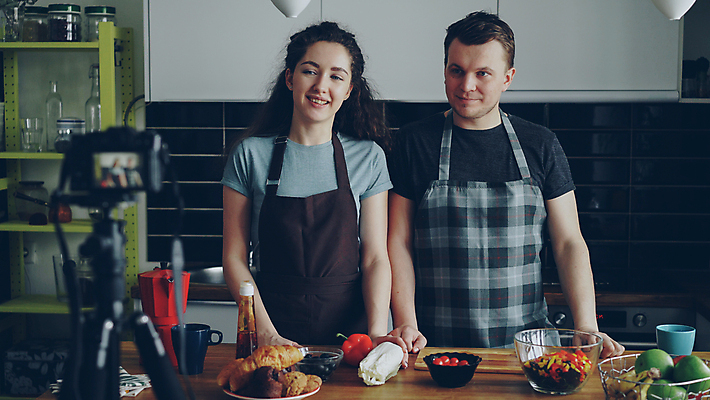포토 JPG 해외이미지 라이프스타일 커플 여자 교육 남자 음식 2 채소 관계 청소년 회의 남편 주택 건강 대화 요리 미소 취미 두명 카메라 디지털 주방 촬영 샐러드 장비 아침식사 토론 나눔 온라인 동영상 구독 블로거 소셜미디어 채식주의자 채팅 생존 비건 1인미디어 해외202309 해외포토 비즈니스 표정 말하기 사람 건물 생활 전자제품 식사 채식 방송 파일형식