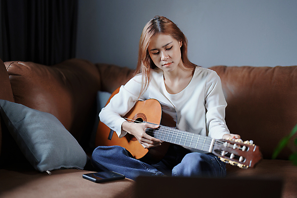 포토 JPG 해외이미지 직업 손 교육 줄 악기 음악 백그라운드 컨셉 거실 인터넷 장난 손가락 가정 청소년 놀이 휴식 아파트 기술 창조 한명 앉기 성인 10대 가로 노트북 학습 소파 콘서트 공연 연주자 음악가 침실 기타 가르침 예술가 개성 기타리스트 남아프리카 소셜미디어 가상현실 해외202309 해외포토 1 의자 모션 아프리카 현악기 문화예술 주택 사람 이벤트 신체부위 전자제품 파일형식