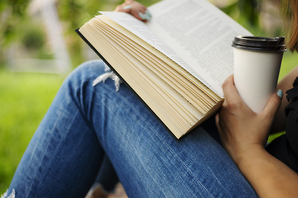 포토 JPG 해외이미지 나무 1 학생 라이프스타일 공원 여자 교육 행복 커피 티셔츠 자연 아침 휴가 휴식 앉기 풍경 잔디 사람없음 야외 책 컵 초록색 여름 학습 스터디 독서 뷰티 봄 캠핑 청바지 차 숲 읽기 문학 내추럴 해외202309 해외포토 주간 식물 식기 계절 공공시설 감정 음료 컬러 컨셉 셔츠 바지 모션 레저 사람 생활 생태계 파일형식