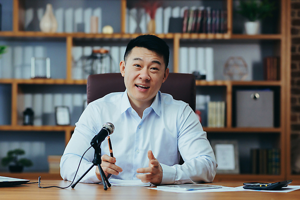 포토 JPG 해외이미지 백인 편집 교육 비즈니스 통신 회의 한국 대화 한명 동양인 이벤트 노트북 컴퓨터 카메라 디지털 일본 헤드폰 중국 장비 인사 비즈니스맨 가르침 센터 어플리케이션 발사 강의 종업원 고객 마이크 상담 라디오 오디오 방송 부름 채팅 프리랜서 생존 해외202309 해외포토 서양인 직업 1 남자 아시아 음향기기 모션 말하기 사람 인종 전자제품 예절 직장인 파일형식