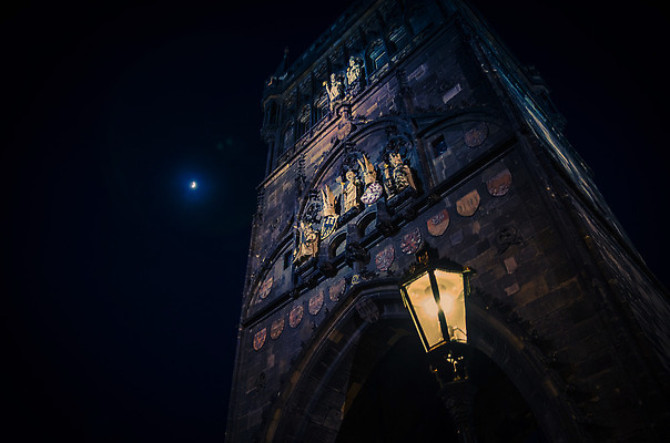 포토 JPG 해외이미지 응시 유럽 여행 건축양식 하늘 전등 거리 풍경 사람없음 건물 도시풍경 탑 새벽 달 램프 도시 센터 역사 야간 저녁 초승달 체코 프라하 타운 고딕 공화국 구시가지 랜드마크 바로크 보헤미아 수도권 옛날 해외202309 해외포토 자연요소 건축물 시선 건축 나라 조명 지역 파일형식