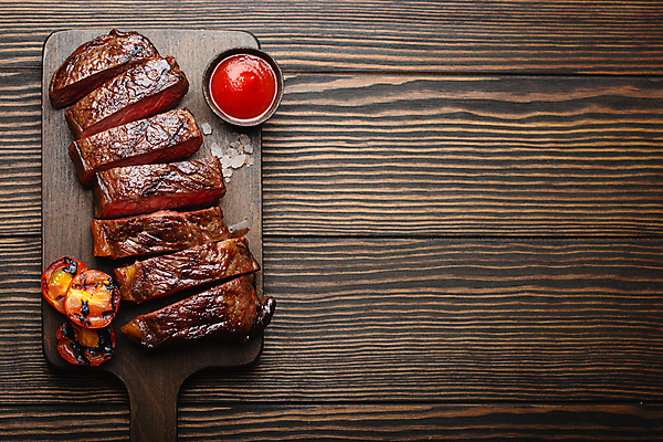 포토 JPG 해외이미지 토마토 육류 스테이크 사람없음 신선 슬라이스 나무도마 나무배경 해외202309 해외포토 백그라운드 채소 식재료 도마 서양음식 목재 파일형식