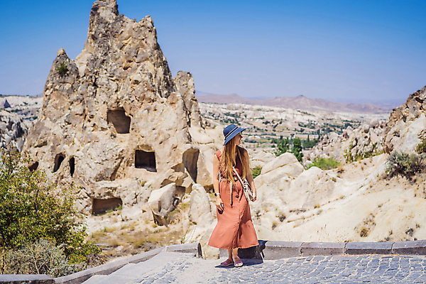 포토 JPG 해외이미지 전신 여자 여행 하늘 카파도키아 한명 성인 야외 옆모습 로맨틱 구멍 동굴 기암괴석 성인여자한명만 해외202309 해외포토 1 뷰포인트 컨셉 사람 바위_돌 여자한명만 성인여자만 파일형식 튀르키예