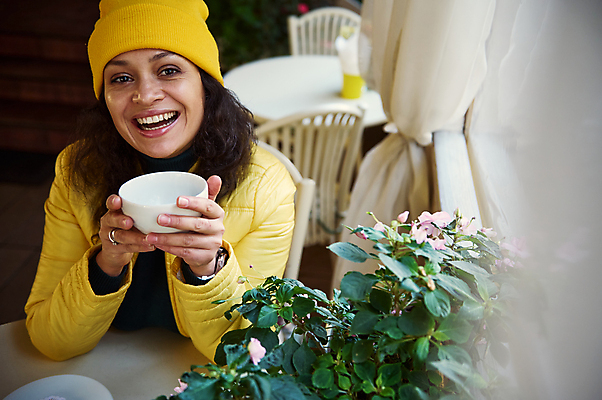 포토 JPG 해외이미지 모자 라이프스타일 행복 여유 흑인 성공 휴식 거리 따뜻함 한명 야외 식당 맑음 화목 재킷 카페 기쁨 추위 마시기 전원 도시 자신감 미녀 명상 아로마 카페테리아 에스프레소 따뜻한음료 카페인 스타일 해외202309 해외포토 서양인 1 잡화 감정 커피 음료 컨셉 모션 날씨 사람 생활 상점 외투 전기에너지 미인 파일형식