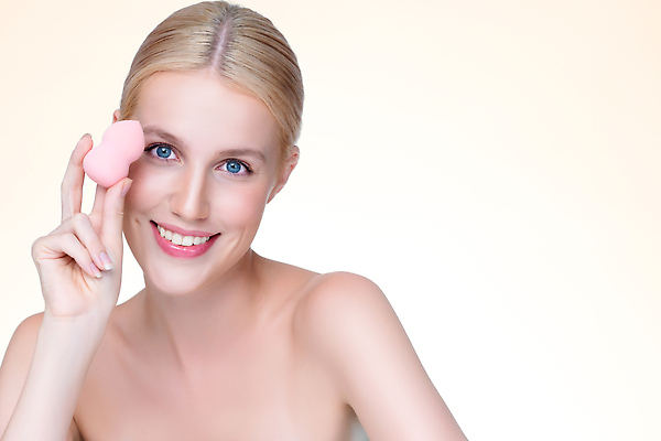 포토 JPG 해외이미지 응시 여자 한명 들기 상반신 성인 앞모습 뷰티 퍼프 성인여자한명만 해외202309 해외포토 1 시선 뷰포인트 모션 사람 여자한명만 성인여자만 파일형식