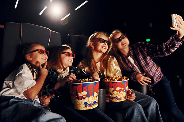 포토 JPG 해외이미지 여자 어린이 의자 들기 앉기 여러명 상반신 앞모습 옆모습 빛 스마트폰 셀프카메라 영화관 영화 브이 팝콘 3D안경 문화생활 영화감상 소녀만 해외202309 해외포토 라이프스타일 안경 뷰포인트 가구 다수 모션 문화예술 사람 손짓 핸드폰 스마트기기 사진촬영 감상 극장 여자만 어린이만 파일형식