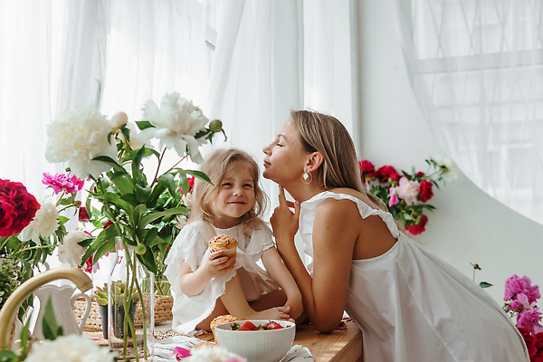 포토 JPG 해외이미지 그릇 원피스 여자 꽃 어린이 딸기 상반신 성인 두명 옆모습 금발 귀걸이 흰색 커튼 머핀 여자만 소녀만 해외202309 해외포토 식물 헤어스타일 식기 옷 빵 뷰포인트 컬러 과일 장신구 사람 어린이만 파일형식