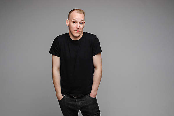 포토 JPG 해외이미지 백인 1 라이프스타일 손 응시 남자 감정 여유 얼굴 포즈 백그라운드 성공 실내 한명 서기 사람 성인 뷰티 카메라 검은색 회색 표현 자신감 질문 스마트 싱글 개성 내추럴 고립 카피스페이스 해외202309 해외포토 서양인 시선 컬러 컨셉 모션 내부 생활 신체부위 전자제품 공백 파일형식