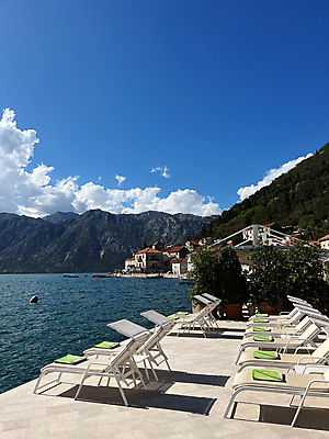 포토 JPG 해외이미지 나무 바다 여행 하늘 지붕 휴가 휴식 산 사람없음 야외 빨간색 초록색 파란색 수건 태양 만 타일 타운 몬테네그로 해외202309 해외포토 자연요소 식물 컬러 컨셉 위생용품 도시 파일형식