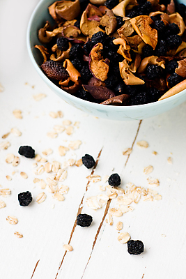 포토 JPG 해외이미지 접시 열매 음식 백그라운드 다이어트 과일 건조 건강 사람없음 목재 파란색 봄 수확 흰색 맛 아침식사 사과 몸무게 시리얼 날씬함 쏟아짐 칼로리 거짓말 오트밀 해외202309 해외포토 나무 식물 식기 계절 컬러 컨셉 농업 재료 모션 식사 몸매 파일형식 귀리