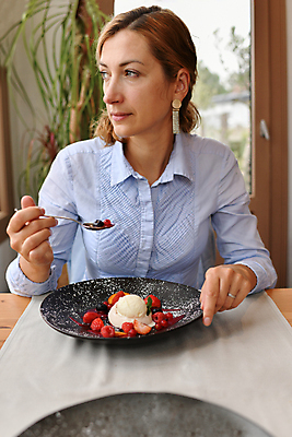 포토 JPG 해외이미지 전통 접시 계절 열매 음식 잎 과일 딸기 디저트 건강 관리 요리 한명 장식 빨간색 초록색 식당 검은색 이탈리아 우유 흰색 신선 달콤 맛 먹기 민트 허브 크림 블루베리 산딸기 부드러움 젤리 푸딩 해외202309 해외포토 식물 1 식기 유럽 컬러 컨셉 모션 유제품 사람 상점 감각 파일형식