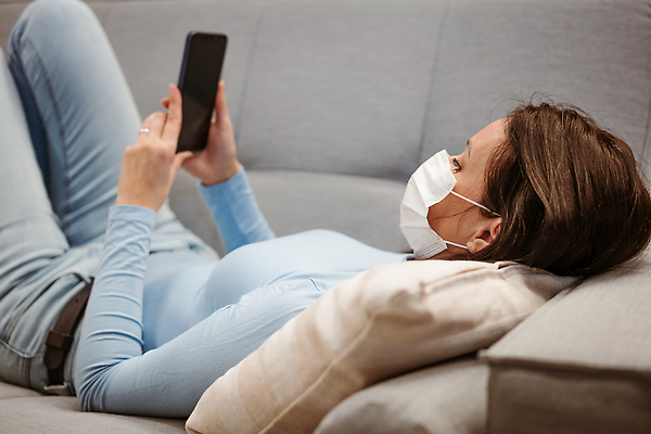 포토 JPG 해외이미지 백인 라이프스타일 여자 통신 가정 청소년 무선통신 휴식 주택 실내 피곤 가면 마스크 한명 사람 성인 가로 스마트폰 소파 눕기 건강관리 열 바이러스 고독 보호 질병 전화기 전염병 증상 여자한명만 코로나바이러스 사회적거리두기 락다운 해외202309 해외포토 서양인 1 감정 캠페인 컨셉 의자 의학 모션 건강 관리 내부 건물 생활 핸드폰 스마트기기 여자만 파일형식