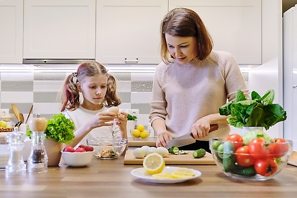 포토 JPG 해외이미지 서양인 여자 토마토 모녀 오이 도마 함께함 요리 상반신 성인 두명 앞모습 주방 자르기 식칼 후추통 여자만 해외202309 해외포토 외국인 딸 뷰포인트 컨셉 채소 가족 모션 엄마 주방용품 사람 양념통 파일형식