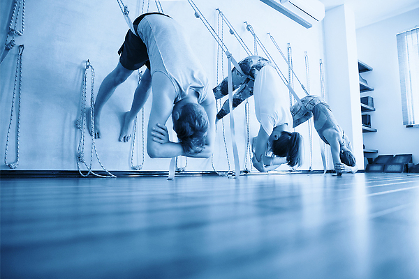 포토 JPG 해외이미지 라이프스타일 여자 밧줄 벽 스포츠 컬러 포즈 백그라운드 신체 요가 교실 휴식 실내 건강 한명 사람 성인 파란색 운동 강사 교사 장비 도전 흰색 유연 연습 체육관 위치 체조 필라테스 아사나자세 해외202309 해외포토 직업 1 웰빙 교육 줄 컨셉 학교 내부 생활 요가자세 파일형식