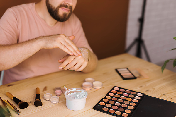 포토 해외이미지 남자 중년 전등 실내 한명 상반신 앞모습 스마트폰 화장 화장용품 방송 화장대 과정 리뷰 소셜네트워크 중년남자한명만 크리에이터 뷰티크리에이터 1인미디어 영상촬영 해외202309 해외포토 직업 1 뷰포인트 가구 컨셉 조명 사람 성인 내부 핸드폰 스마트기기 뷰티 촬영 미용용품 남자한명만 중년남자만 파일형식