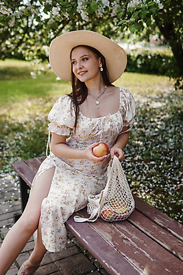 포토 JPG 해외이미지 공원 여자 꽃 잎 벤치 목걸이 한명 앉기 성인 야외 귀걸이 봄 밀짚모자 쉬폰원피스 성인여자한명만 네트백 해외202309 해외포토 식물 모자_잡화 1 계절 원피스 공공시설 의자 가방 장신구 모션 사람 여자한명만 성인여자만 파일형식