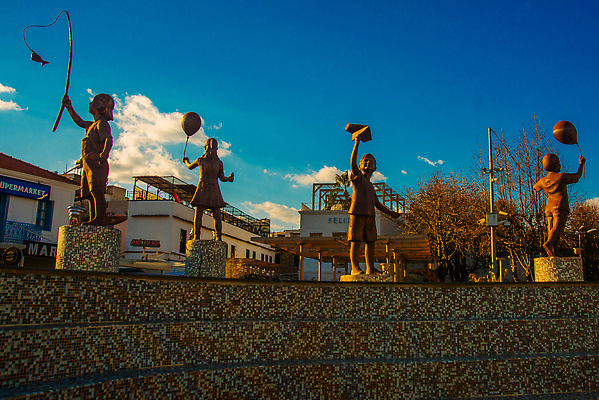 포토 JPG 해외이미지 드레스 어린이 바다 조각 여행 건축양식 반바지 하늘 휴가 거리 미술 풍경 사람없음 물 파란색 조각상 뷰티 여행객 항구 맑음 산책 도시 만 보트 지중해 분수 휴양지 지역 청동 칠면조 공화국 인기 튀르키예 해외202309 해외포토 자연요소 옷 건축 나라 아시아 컬러 배_교통 바지 교통시설 조류 날씨 문화예술 휴식 사람 조형물 장소 파일형식