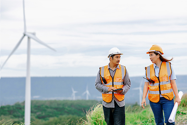 포토 JPG 해외이미지 여자 남자 들기 상반신 성인 야외 두명 태블릿 엔지니어 숲 안전모 풍력발전소 무전기 안전조끼 성인만 해외202309 해외포토 모션 무선통신 사람 전자제품 스마트기기 발전소 기술자 풍력에너지 헬멧 안전장비 파일형식