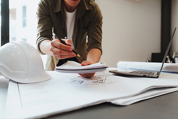 포토 JPG 해외이미지 직업 디자인 남자 산업 종이 컨셉 비즈니스 건축양식 탁자 주택 직장 안전 성인 사람없음 건물 초록색 사무실 장비 에너지 업무 작업 비즈니스맨 엔지니어 감독 계획 헬멧 건축가 디자이너 땅 그림 경영자 청사진 공학 개발 건축업자 계약자 프로젝트 해외202309 해외포토 건축물 교육 건축 컬러 가구 회사 사람 직장인 기술자 보호장비 계약 리더 파일형식
