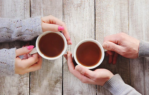 포토 JPG 해외이미지 손 커플 커피 백그라운드 잔 함께함 사랑 신체부위 잡기 나무배경 해외202309 해외포토 식기 감정 음료 컨셉 관계 모션 사람 파일형식