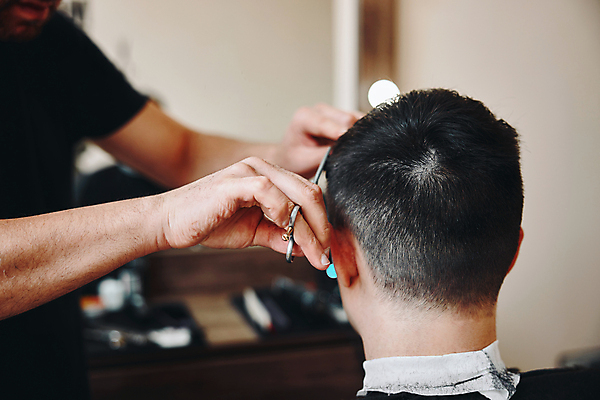 포토 JPG 해외이미지 헤어스타일 손 응시 남자 앉기 상반신 성인 두명 뒷모습 반사 거울 장비 망토 미용사 이발 자르기 이발소 미용가위 성인남자만 해외202309 해외포토 직업 시선 뷰포인트 모션 가위_도구 사람 신체부위 미용용품 뷰티샵 남자만 성인만 파일형식