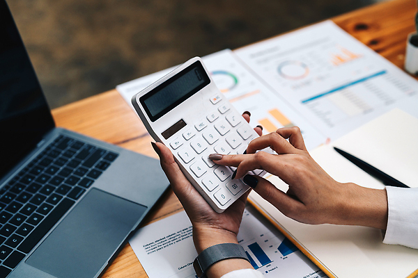 포토 JPG 해외이미지 직업 손 종이 컨셉 돈 비즈니스 성공 그래프 직장 사람 사람없음 금융 경제 노트북 컴퓨터 사무실 펜 자료 계산기 정보 성장 업무 작업 비즈니스맨 계산 계획 책상 분석 보고서 문서 투자 이익 회계 경영 계좌 마케팅 세금 수입 예산 회계사 해외202309 해외포토 남자 가구 회사 문구용품 신체부위 전자제품 필기구 장비 직장인 재산 파일형식