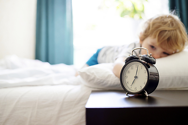 포토 JPG 해외이미지 백인 라이프스타일 손 남자 어린이 시계 백그라운드 베개 아침 휴식 주택 실내 건강 피곤 한명 소년 가로 뷰티 침실 종 흰색 침대 반지 시간 잠 담요 손목시계 속도 낮잠 공포 부드러움 거짓말 경보 취침시간 해외202309 해외포토 주간 서양인 1 컬러 가구 컨셉 장신구 침구 사람 내부 건물 생활 신체부위 감각 파일형식